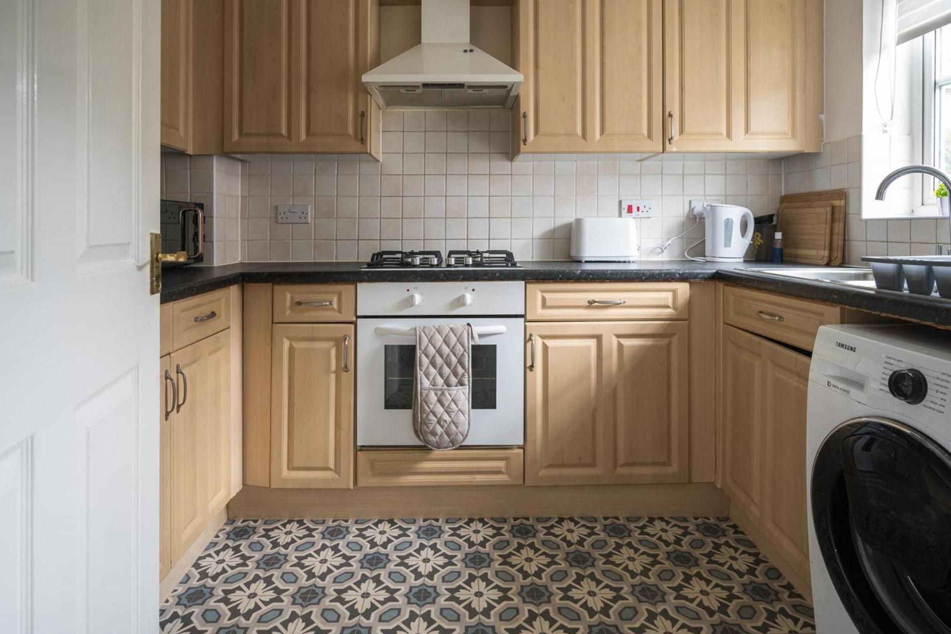 House-Sleeps7-Parking-Garden-Sportschannels 메이드스톤 외부 사진